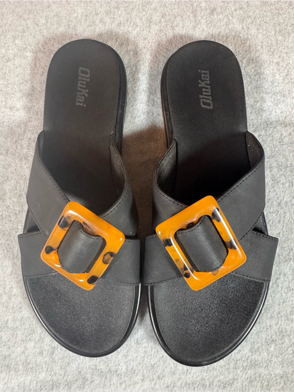 OluKai La’i Black Slide Sandals with Amber Tortoiseshell Buckle Size 8
